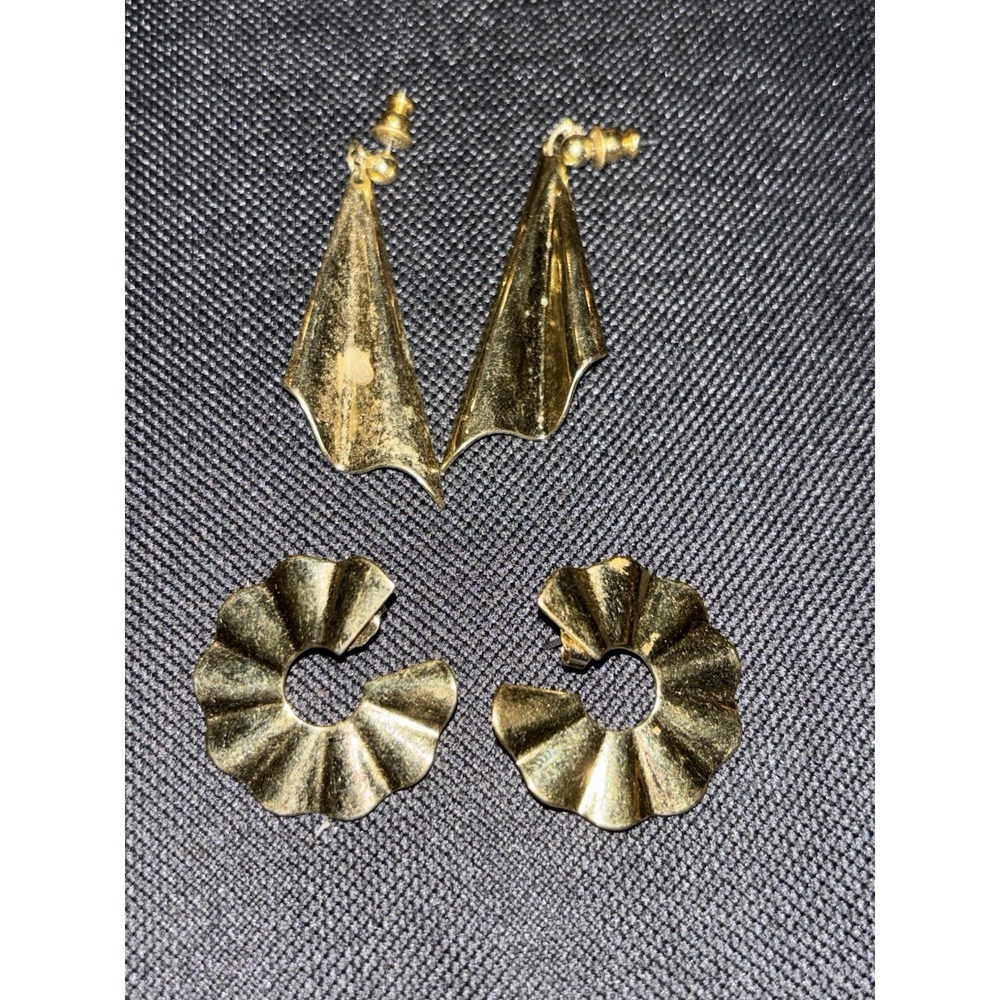VINTAGE GOLD TONE METAL RUFFLE EARRINGS & DANGLE EARRINGS